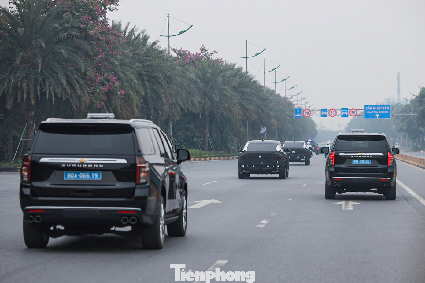 Trong đoàn xe có những chiếc xe Chevrolet Suburban dẫn đoàn.
