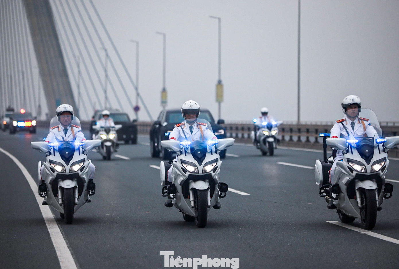 Hơn 15h đoàn xe di chuyển qua cầu Nhật Tân hướng ra sân bay Nội Bài.