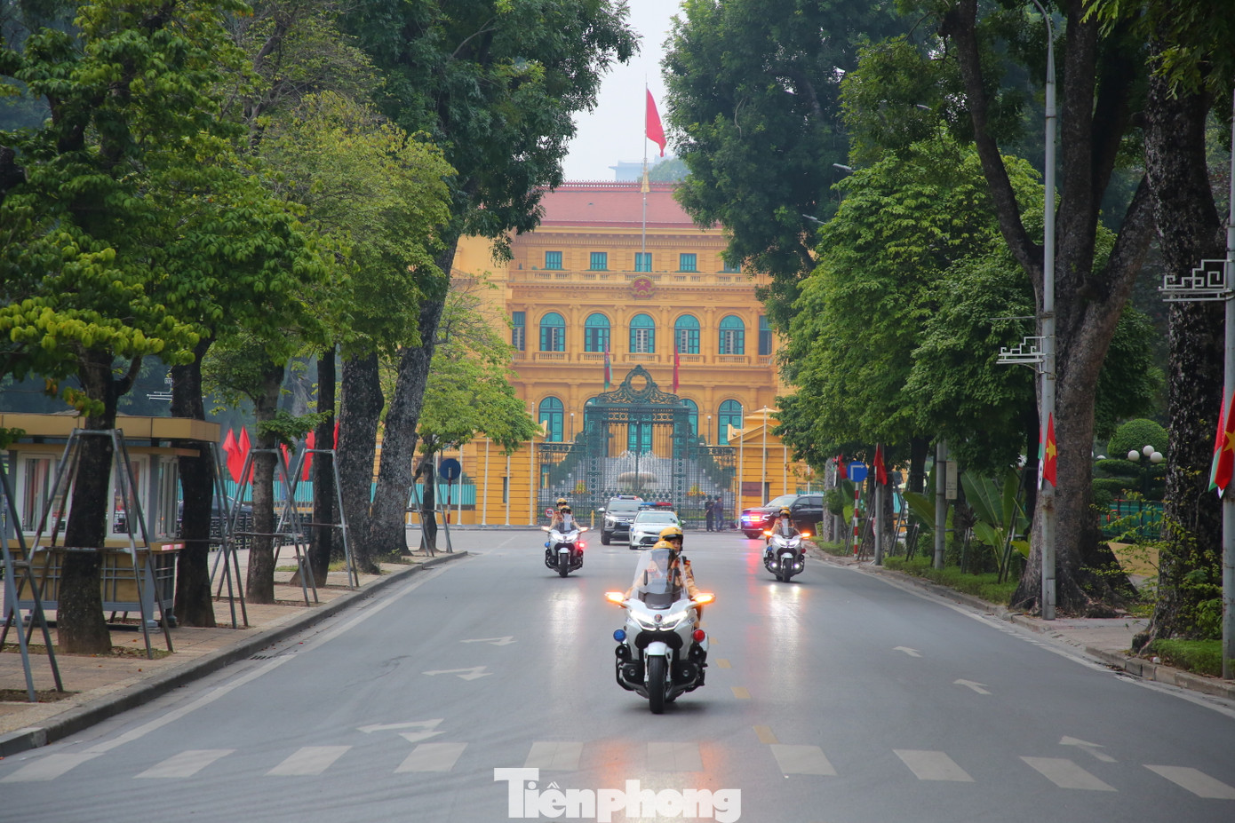 Hơn 16h, đoàn xe rời Phủ Chủ tịch.