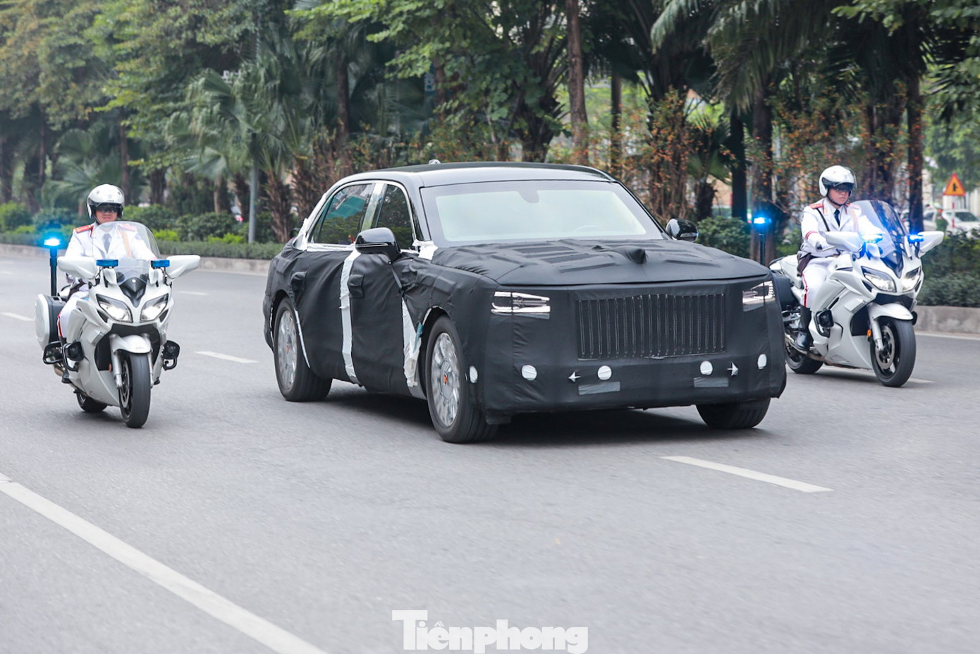 Ngoài ra còn có hai xe ô tô đi xen kẽ giữa đội hình.