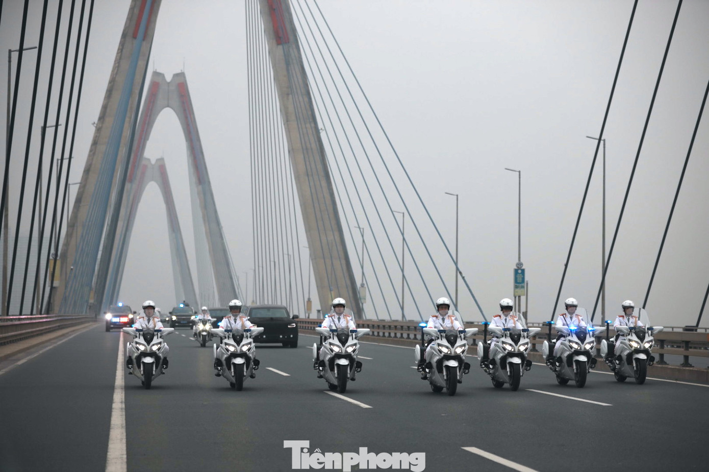 Sau khi đến sân bay Nội Bài, đoàn xe di chuyển ngược lại về phía trung tâm thành phố.