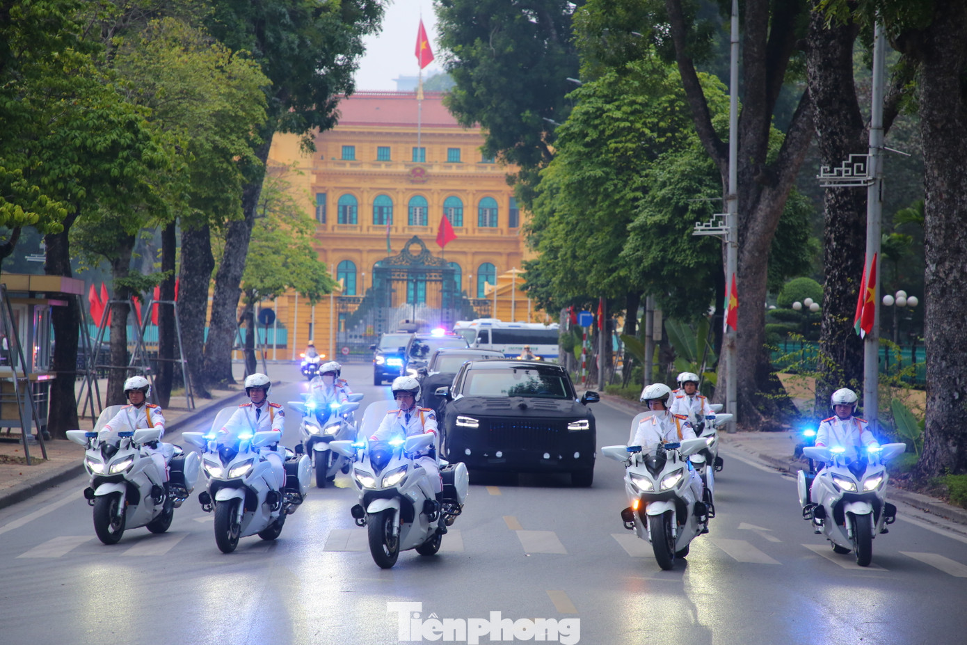 Đoàn xe dẫn, đón đoàn di chuyển qua nhiều tuyến phố Thủ đô. Đoàn xe dẫn, đón đoàn di chuyển qua nhiều tuyến phố Thủ đô.