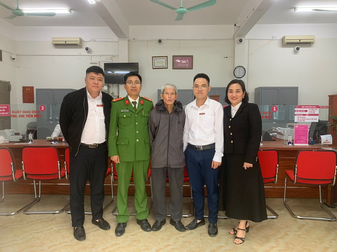 Lực lượng công an và ngân hàng ngăn chặn vụ lừa đảo mạo danh cán bộ công an.