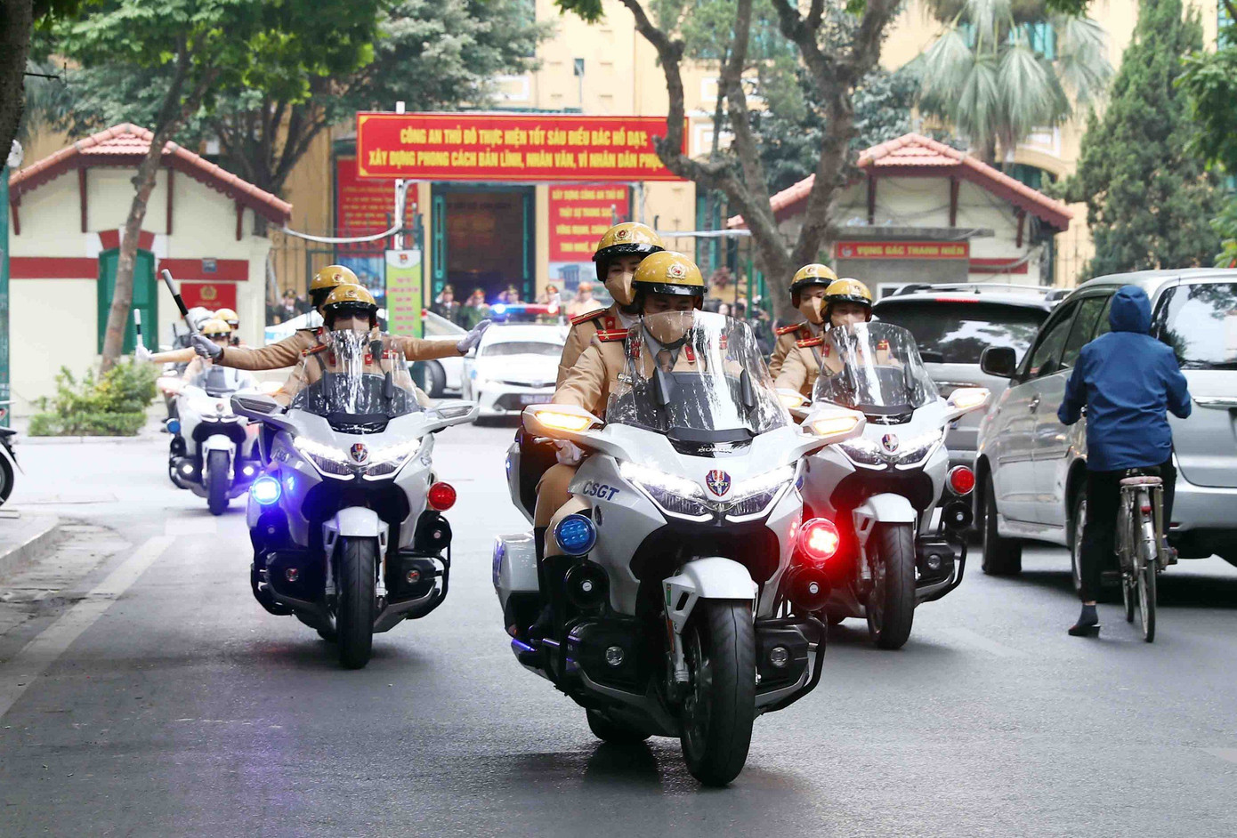 Đoàn xe diễu hành di chuyển qua các tuyến phố Thủ đô.