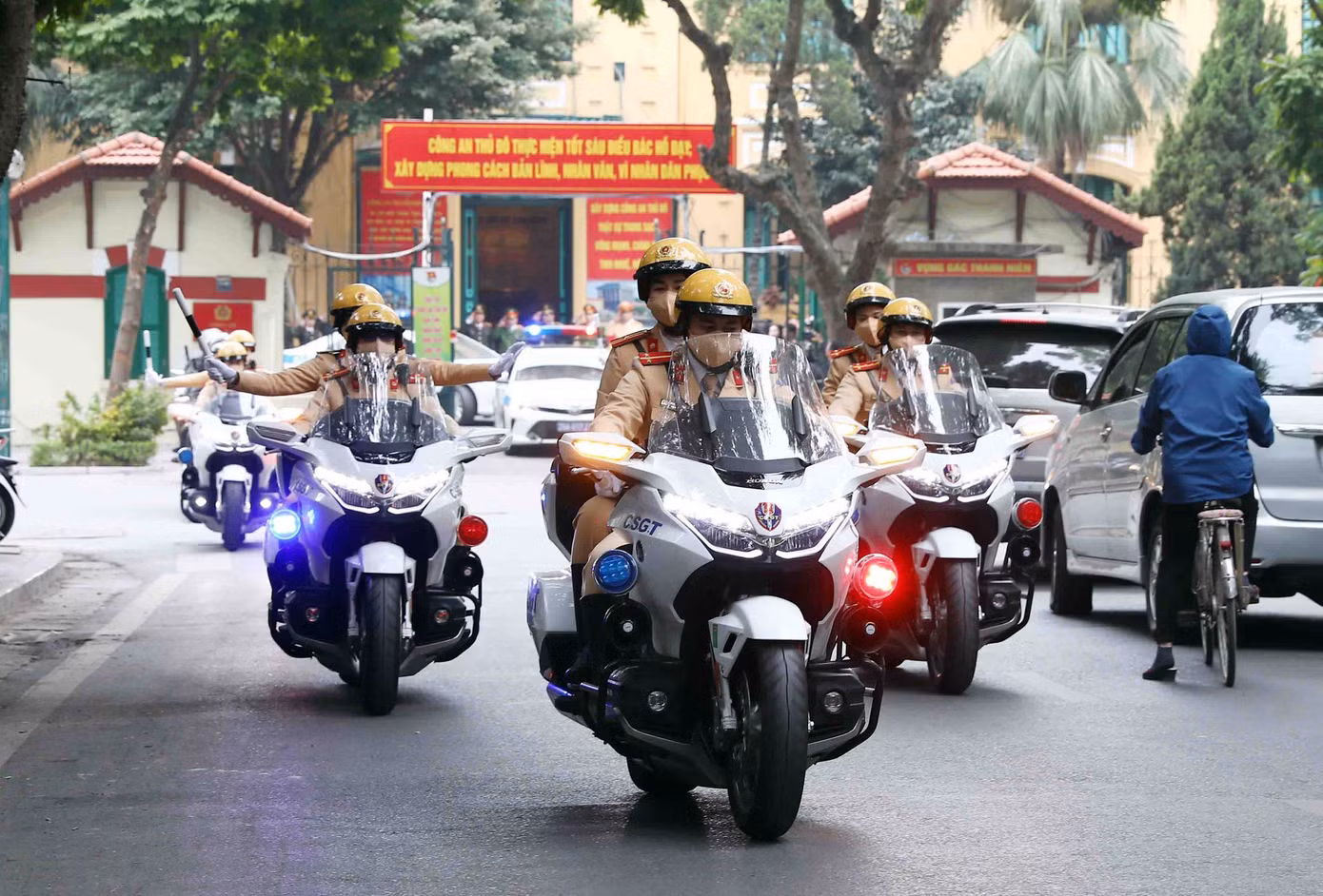 Đoàn xe diễu hành di chuyển qua các tuyến phố Thủ đô.