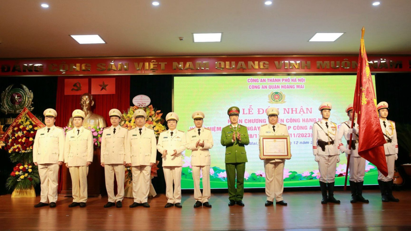 Công an quận Hoàng Mai (Hà Nội) vừa tổ chức lễ đón nhận Huân chương Chiến công hạng Nhì. Công an quận Hoàng Mai (Hà Nội) vừa tổ chức lễ đón nhận Huân chương Chiến công hạng Nhì.