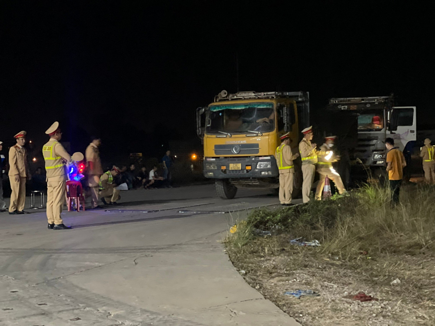 Tổ công tác kiểm tra hơn 40 phương tiện xe tải.