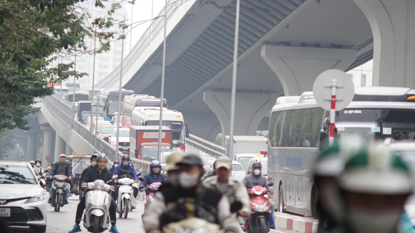 Tại tuyến đường Vành đai 2 trên cao hướng đi Ngã Tư Sở xảy ra tình trạng ùn ứ kéo dài.