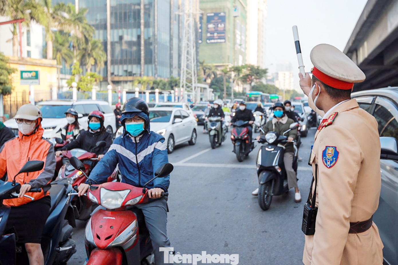 Lực lượng CSGT phân làn, hướng dẫn phương tiện di chuyển trên đường ngày 8/12.