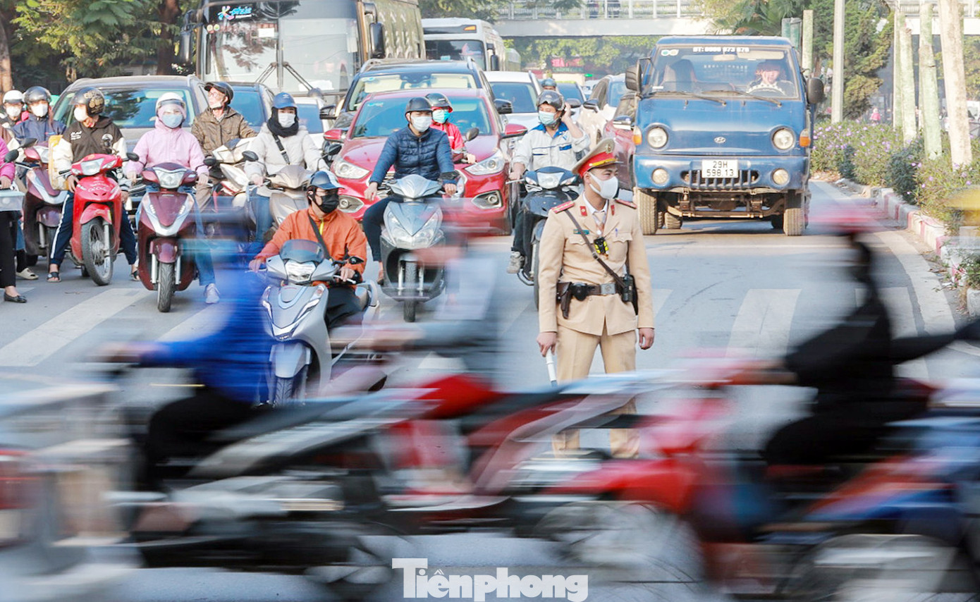 Phòng CSGT Công an TP Hà Nội tăng cường cán bộ, chiến sĩ trực tại các tuyến đường trọng điểm...