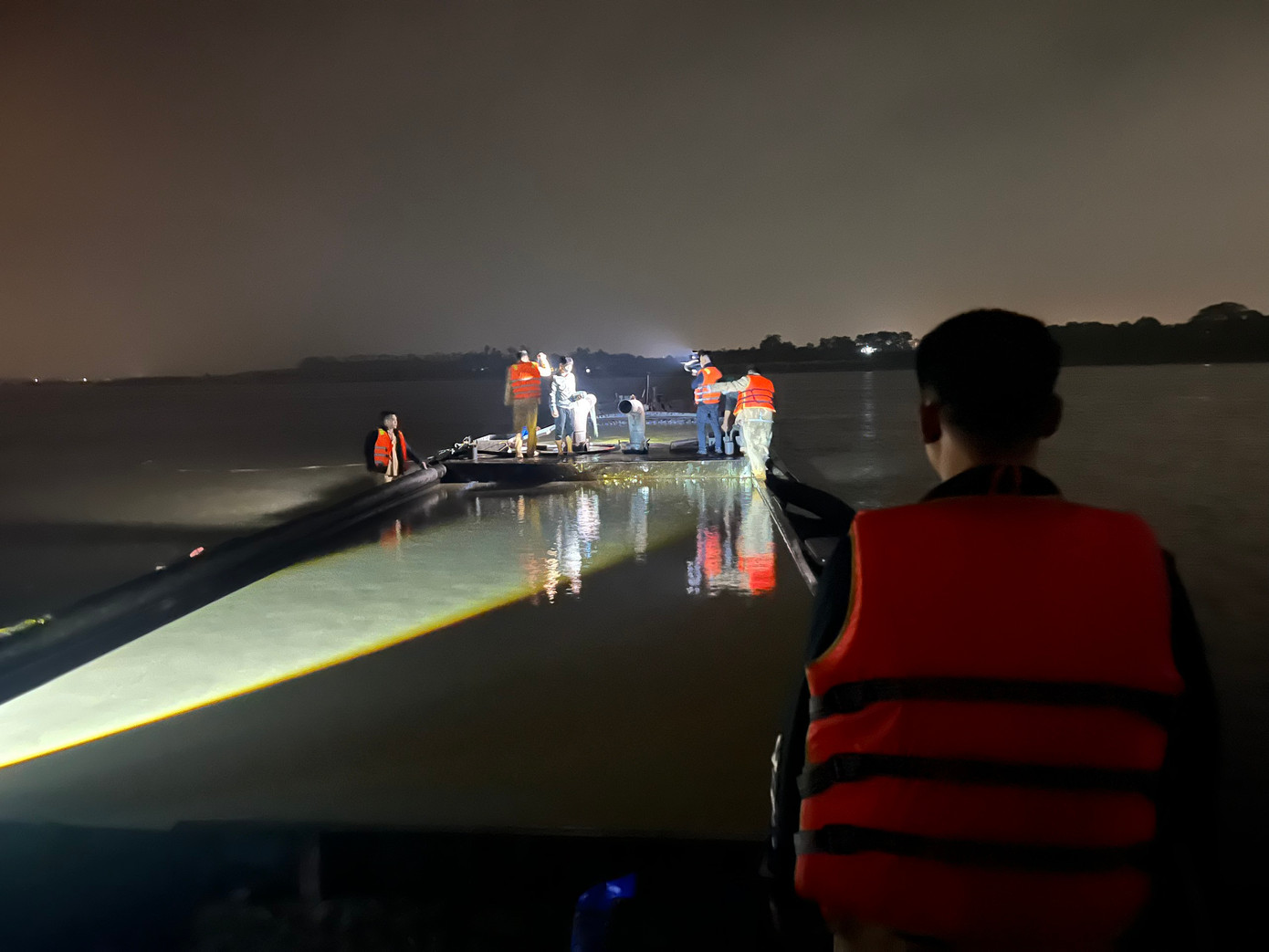 Tổ công tác thu giữ số lượng lớn cát trên tàu. Tổ công tác thu giữ số lượng lớn cát trên tàu.