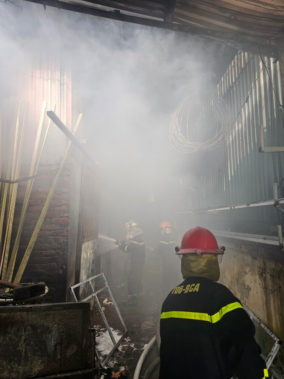 Lực lượng chữa cháy tiếp cận bên trong hiện trường vụ cháy.