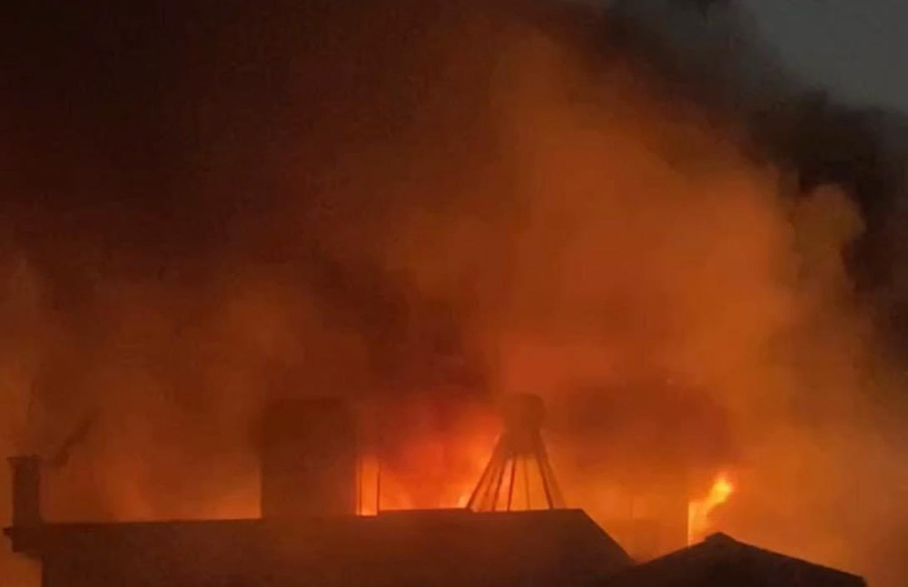 Lửa lan từ tầng 1 lên các tầng cao bên trên. Lửa lan từ tầng 1 lên các tầng cao bên trên.