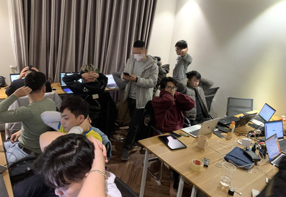 Nhóm nhân viên thực hiện hành vi lừa đảo tại căn hộ chung cư.