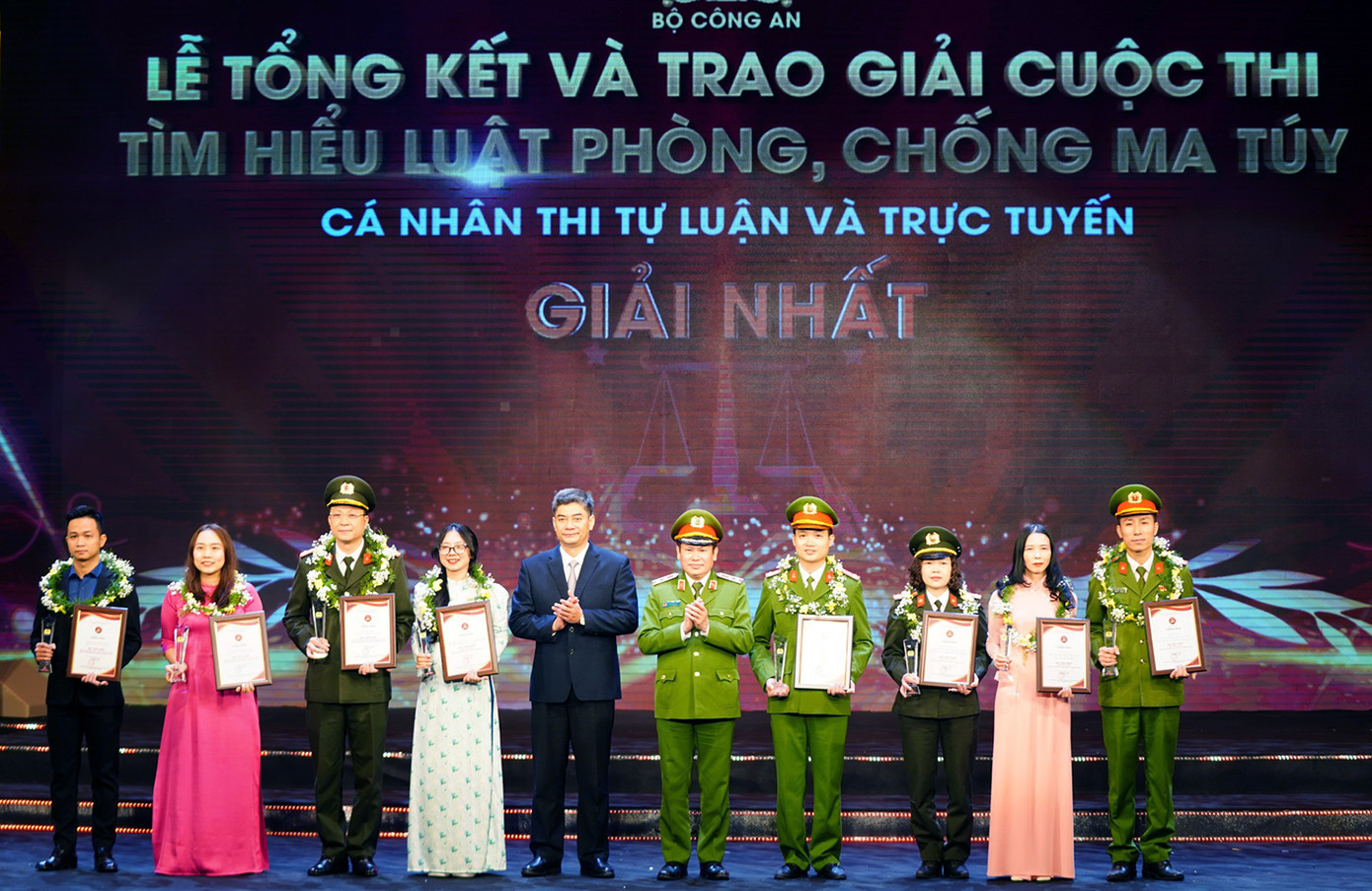 Giải nhất cuộc thi được trao cho nhiều cá nhân. Giải nhất cuộc thi được trao cho nhiều cá nhân.