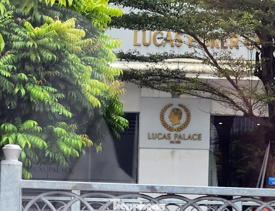 Phía bên ngoài CLB Lucas Palace.