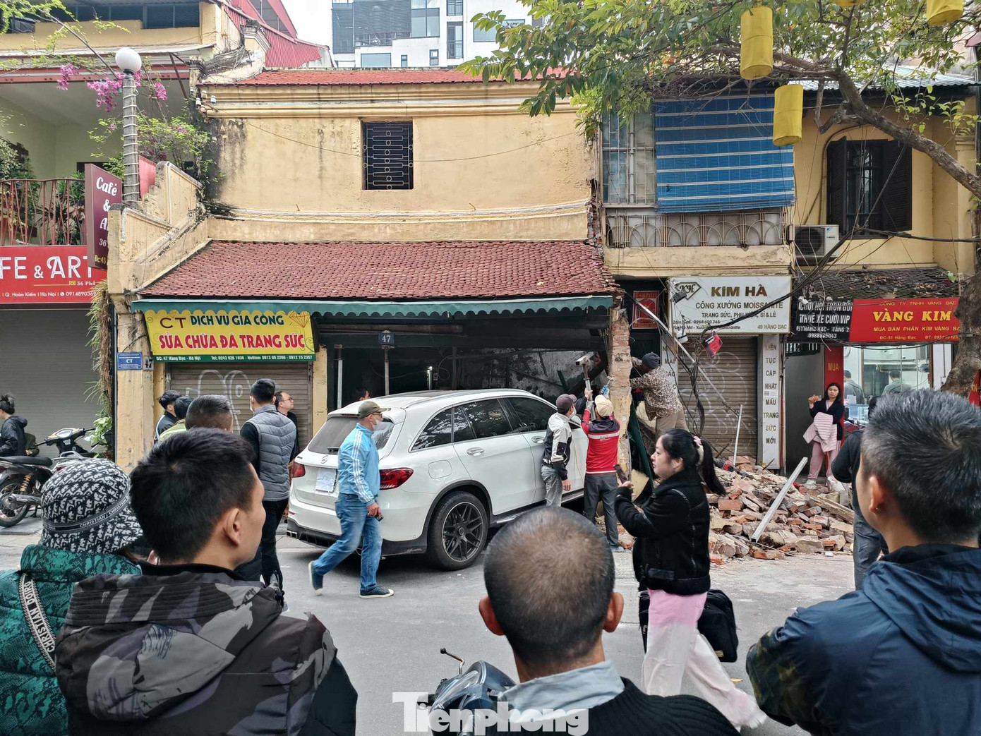 Nhiều người dân hiếu kỳ theo dõi vụ việc.