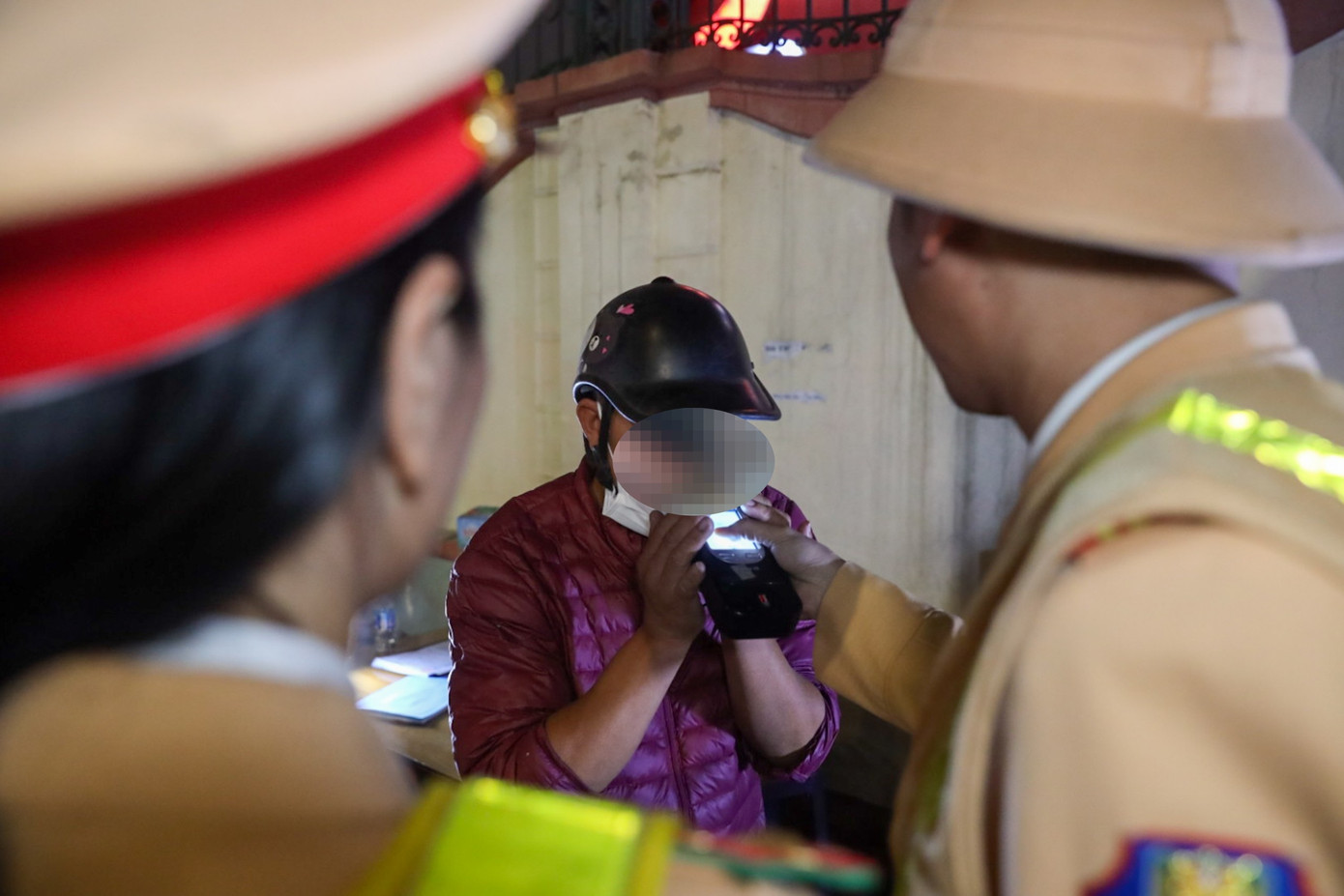 Tổ công tác phân công nhiệm vụ cụ thể từng các cán bộ, chiến sĩ trải dài trên đoạn đường dài để ngăn chặn các trường hợp chống đối, “né chốt” kiểm tra.