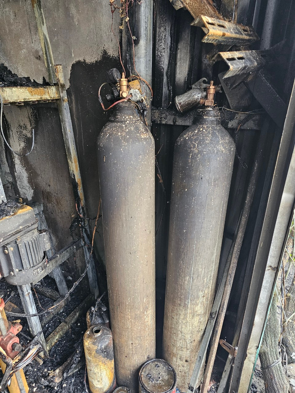 Lực lượng chữa cháy tiếp cận bên trong hiện trường vụ cháy.