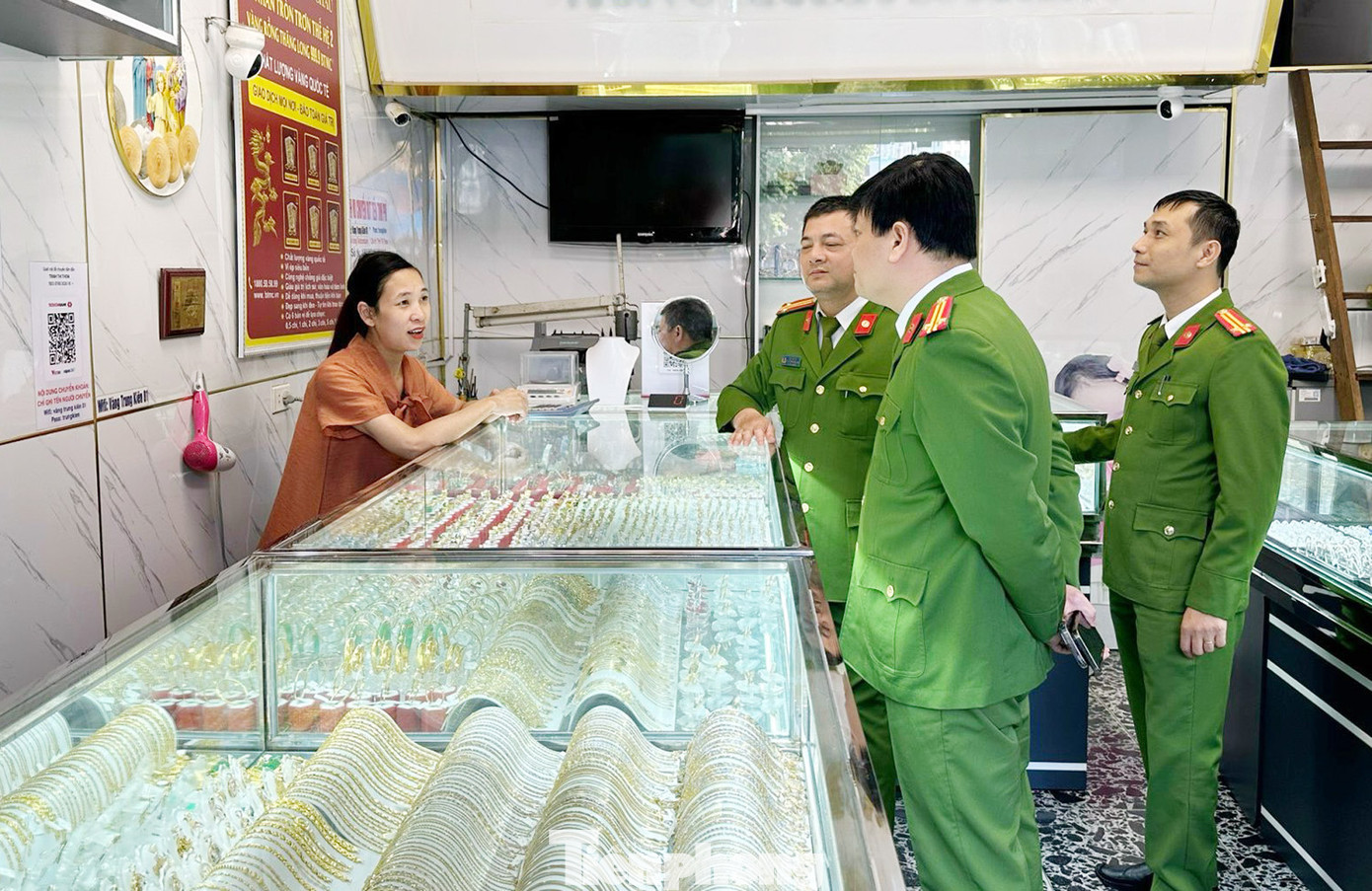 Cơ quan công an tuyên truyền, hướng dẫn các cơ sở kinh doanh vàng bạc, đá quý trong công tác phòng, chống tội phạm.