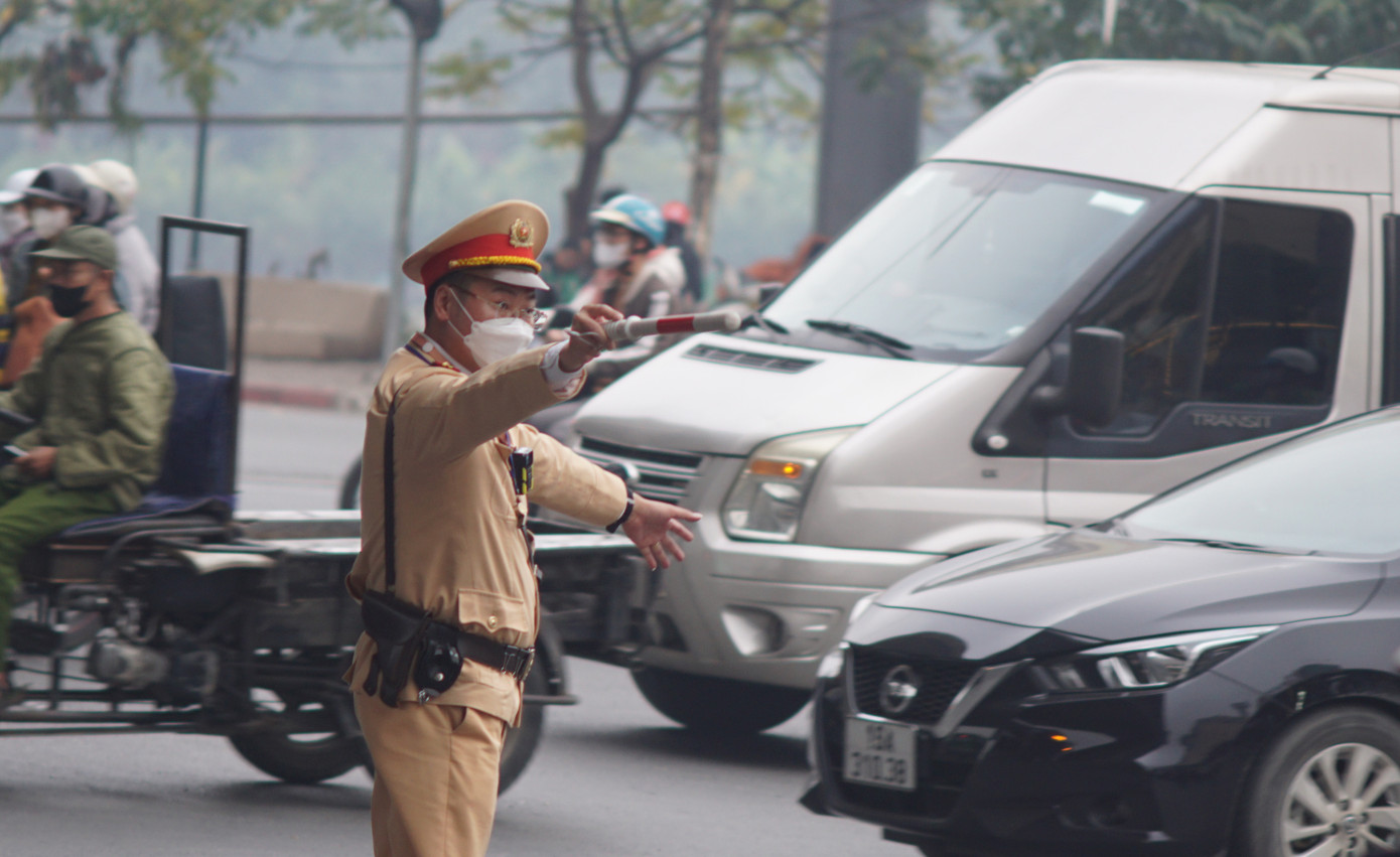 Lực lượng CSGT phân luồng giao thông chiều 29/12.