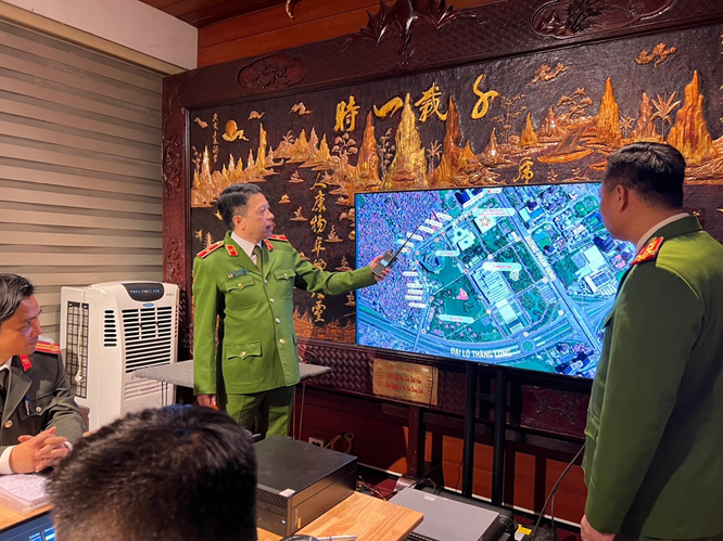 Lãnh đạo Công an TP Hà Nội và các đơn vị quan sát camera tại Trung tâm Thông tin chỉ huy Lãnh đạo Công an TP Hà Nội và các đơn vị quan sát camera tại Trung tâm Thông tin chỉ huy