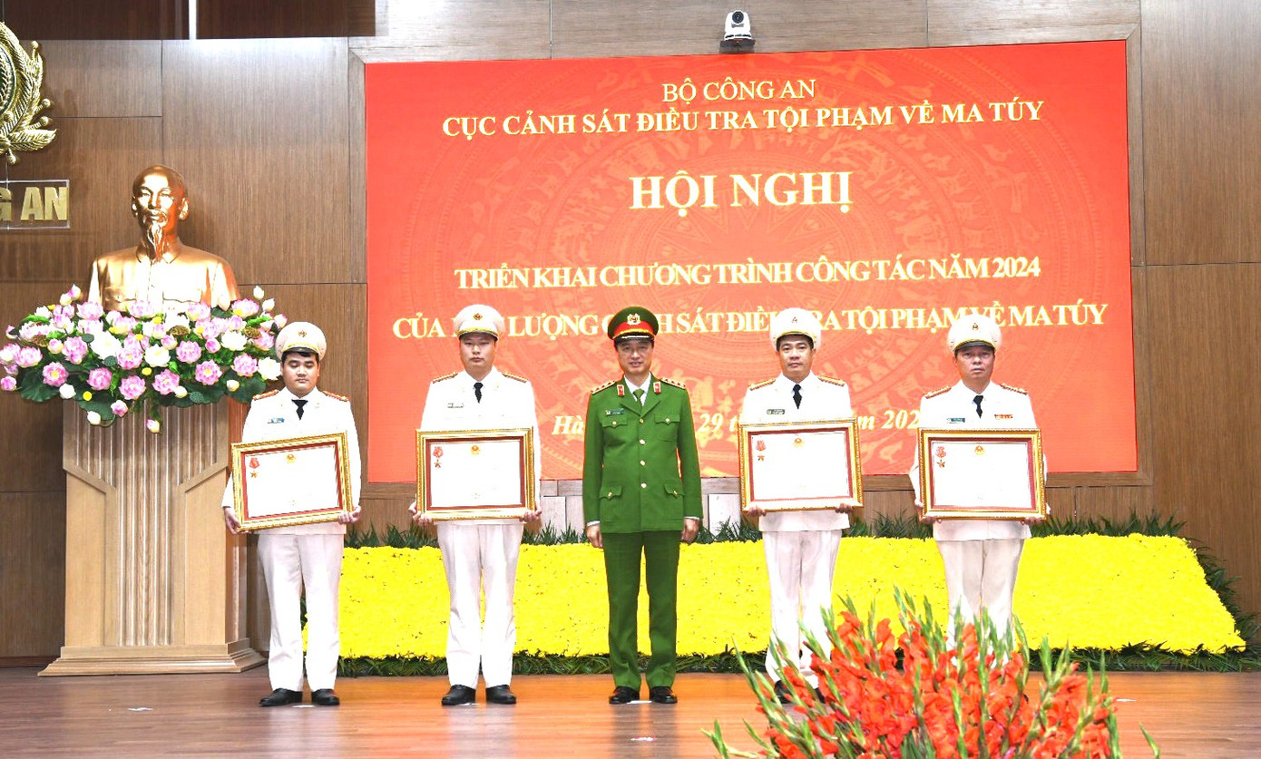 Thừa ủy quyền của lãnh đạo Đảng, Nhà nước, Thứ trưởng Nguyễn Duy Ngọc trao Huân chương Chiến công tặng các cá nhân có thành tích xuất sắc trong phòng, chống tội phạm ma tuý.