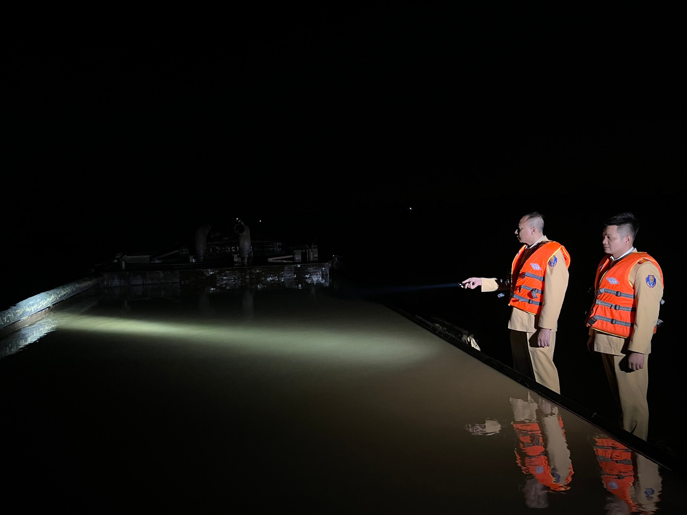 Lực lượng CSGT đường thủy phát hiện tàu hút trộm cát trên sông Hồng. Lực lượng CSGT đường thủy phát hiện tàu hút trộm cát trên sông Hồng.