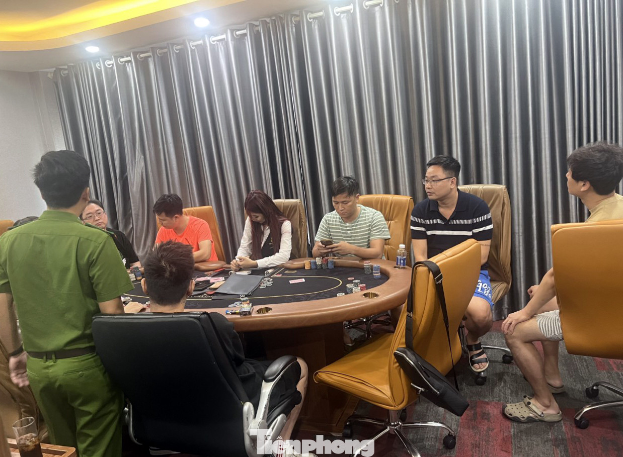 Cảnh sát bắt quả tang hàng chục người đang đánh bạc trong CLB Lucas Palace.