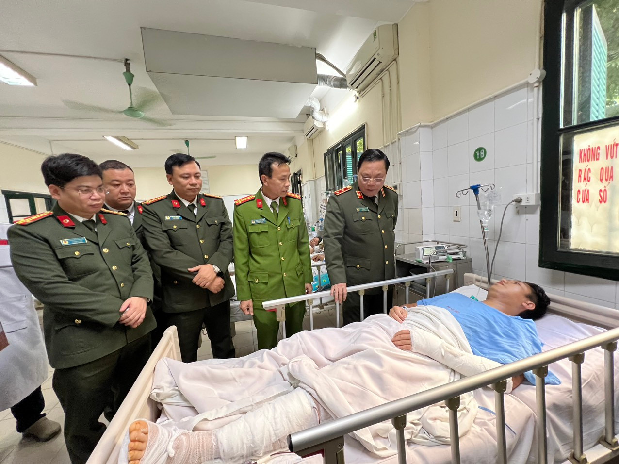 Trung tướng Nguyễn Hải Trung cùng đại diện các đơn vị trực thuộc Công an TP Hà Nội thăm hỏi, động viên thượng úy Tú.