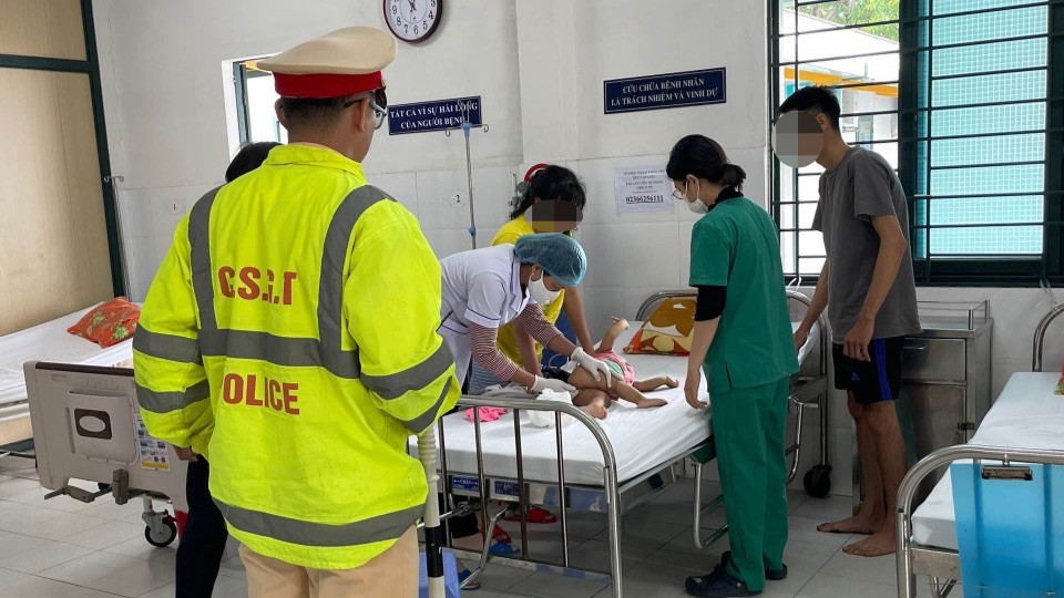 Tổ công tác CSGT giúp đỡ đưa cháu bé vào viện cấp cứu.