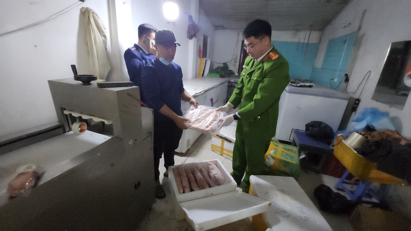 Tổ công tác kiểm tra kho hàng.