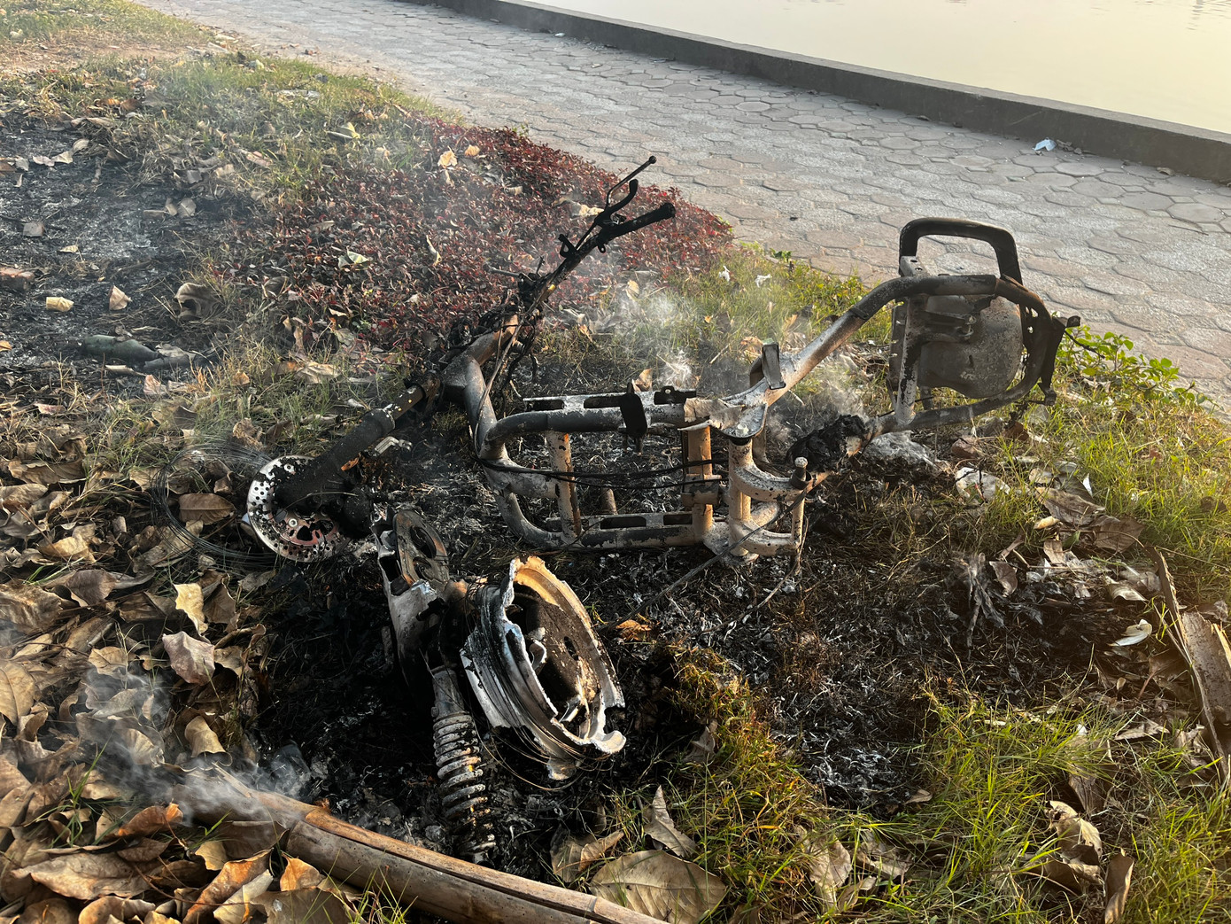 Chiếc xe máy cháy trơ khung sắt.