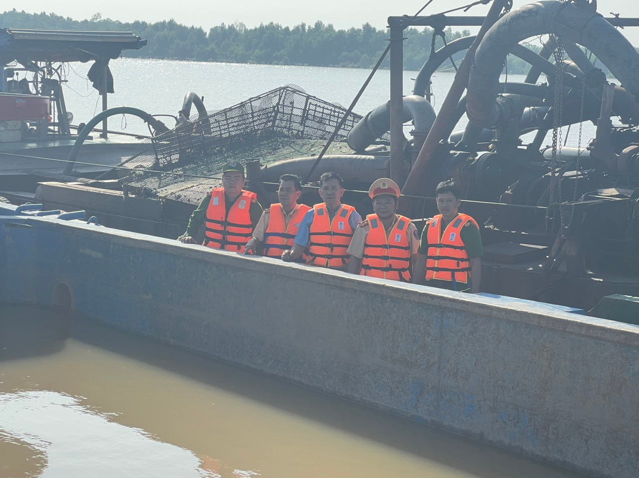 Nhiều tàu hút cát bị cơ quan chức năng giữ để xử lý.