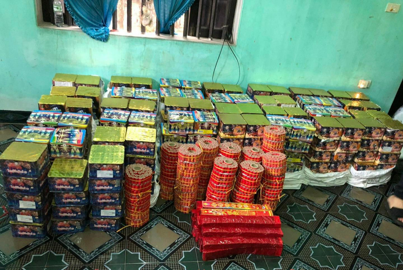 Công an TP Hà Nội thu giữ hơn 800kg pháo nổ. Công an TP Hà Nội thu giữ hơn 800kg pháo nổ.