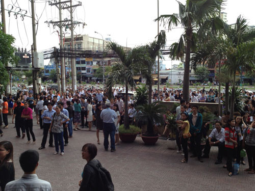 Hàng trăm người tụ tập trước tòa nhà 194 Golden gần cầu vượt Văn Thánh (quận Bình Thạnh) sau trận động đất chiều 11-4 - Ảnh: Nguyễn Phúc Diệu Hiền. Hàng trăm người tụ tập trước tòa nhà 194 Golden gần cầu vượt Văn Thánh (Q.Bình Thạnh) sau trận động đất chiều 11.4 - Ảnh: Nguyễn Phúc Diệu Hiền