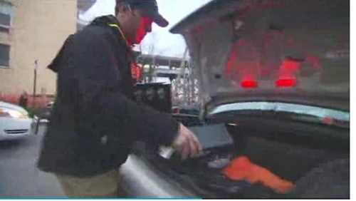 Nhân viên điều tra đưa hộp đen tàu trật bánh ở New York lên xe