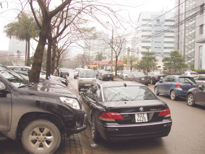 Xe ô tô xếp kín 2 bên vỉa hè và cả dưới lòng đường cửa tòa nhà Sannam - gần đường Nguyễn Phong Sắc kéo dài Ảnh: Minh Tuấn