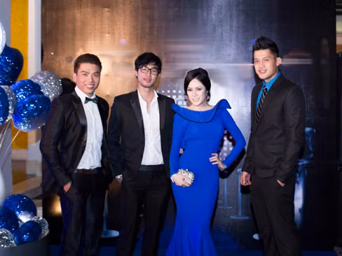 Cô là người đẹp duy nhất được mời tới event này. Victoria tạo dáng bên cạnh các khách mời nam lịch lãm