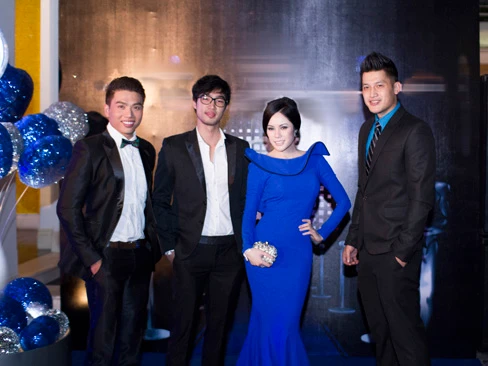 Cô là người đẹp duy nhất được mời tới event này. Victoria tạo dáng bên cạnh các khách mời nam lịch lãm