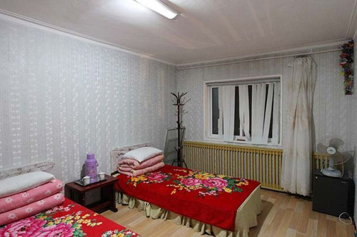 Bên trong một khách sạn chuyên tiếp đón người nước ngoài, có bình nước và chăn ấm, nhưng không có nước nóng, TV và Internet