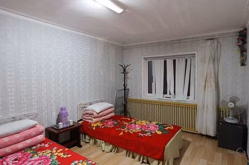 Bên trong một khách sạn chuyên tiếp đón người nước ngoài, có bình nước và chăn ấm, nhưng không có nước nóng, TV và Internet