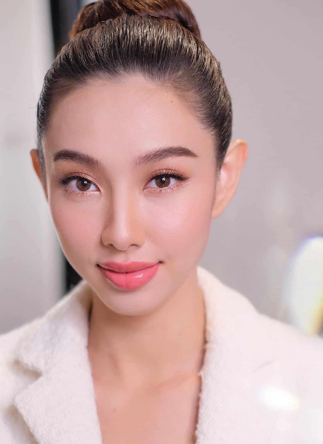 Hoa hậu Thuỳ Tiên khoe nhan sắc trong veo với phong cách trang điểm nhẹ nhàng. Hoa hậu Thuỳ Tiên khoe nhan sắc trong veo với phong cách trang điểm nhẹ nhàng.
