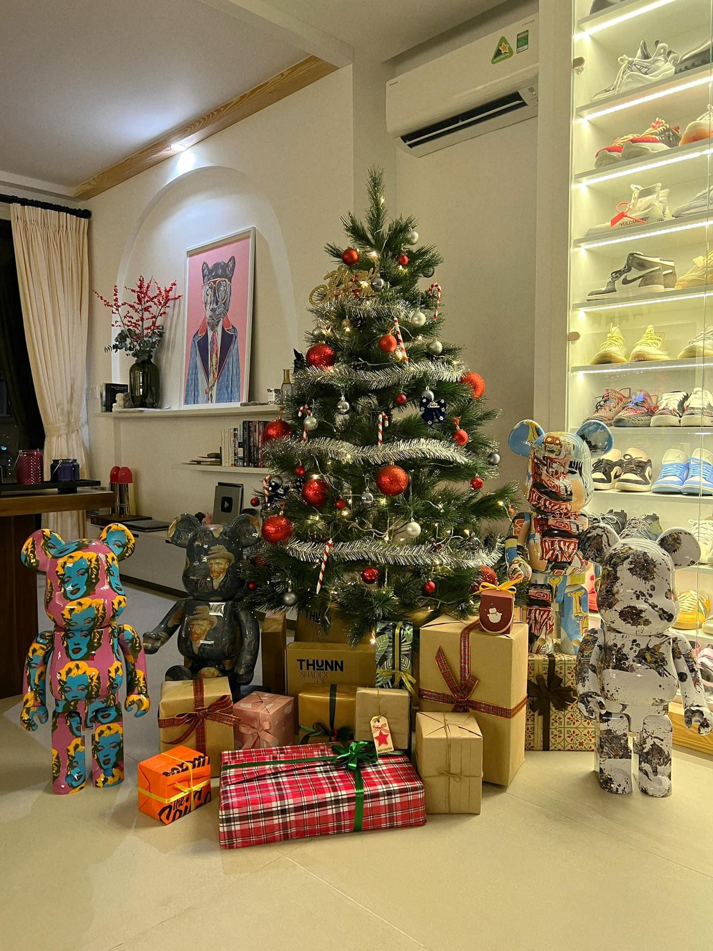 Không gian cây thông Noel bên trong căn hộ của Hoa hậu Kỳ Duyên. Không gian cây thông Noel bên trong căn hộ của Hoa hậu Kỳ Duyên.