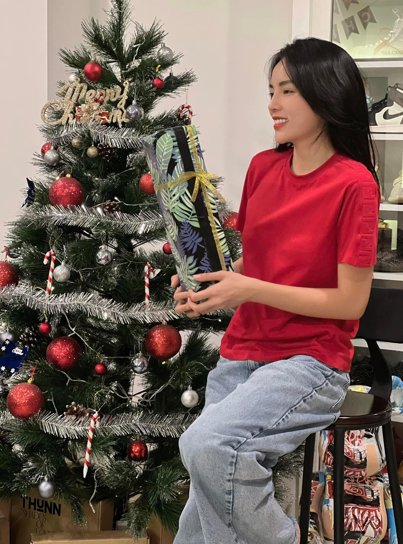 Cây thông Noel rực rỡ sắc màu được người đẹp tự tay trang trí rất cầu kỳ và tỉ mỉ. Cây thông Noel rực rỡ sắc màu được người đẹp tự tay trang trí rất cầu kỳ và tỉ mỉ.