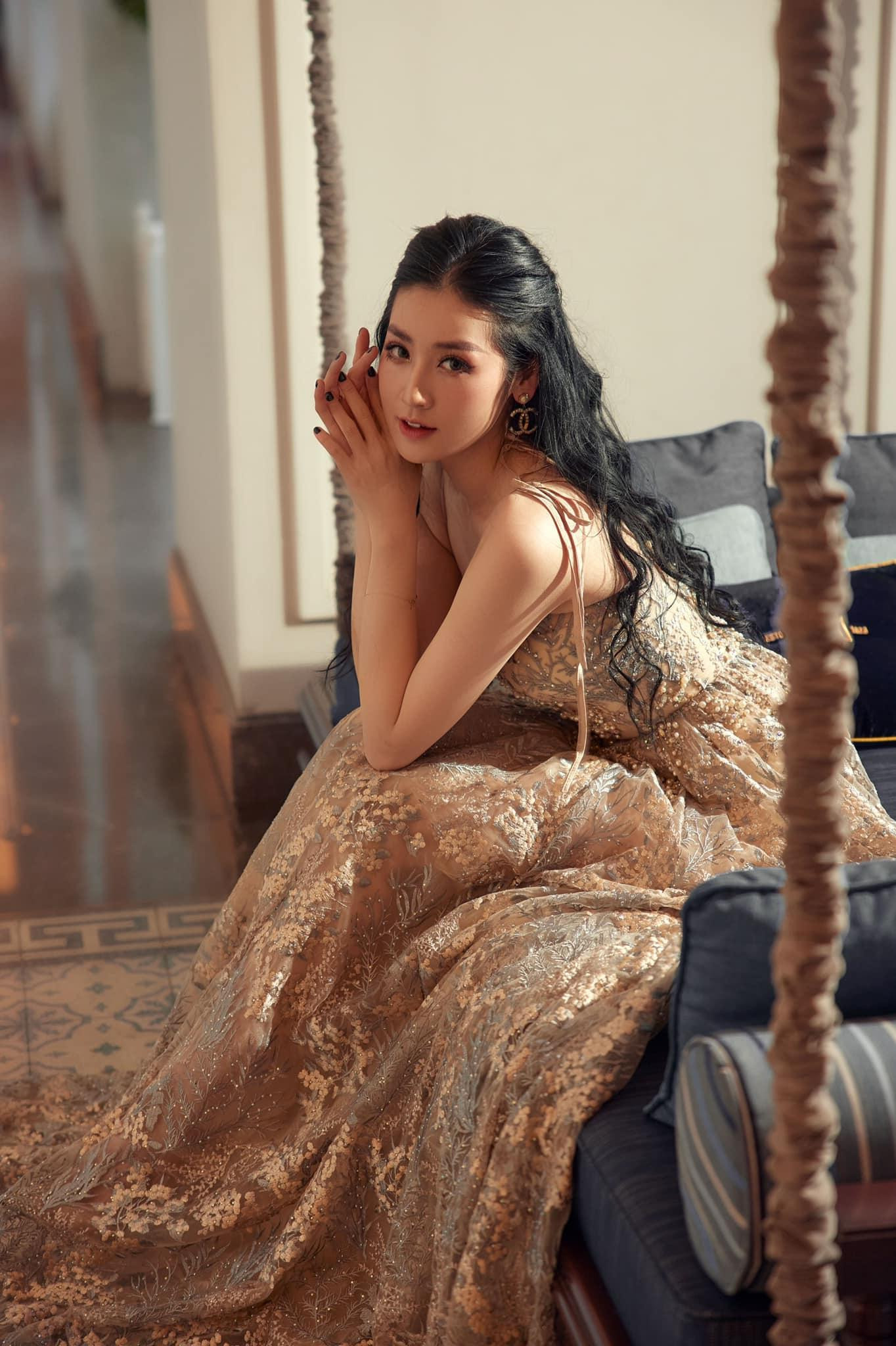 Á hậu Tú Anh đẹp như nàng công chúa trong lâu đài với bộ váy dát vàng lộng lẫy. Á hậu Tú Anh đẹp như nàng công chúa trong lâu đài với bộ váy dát vàng lộng lẫy.