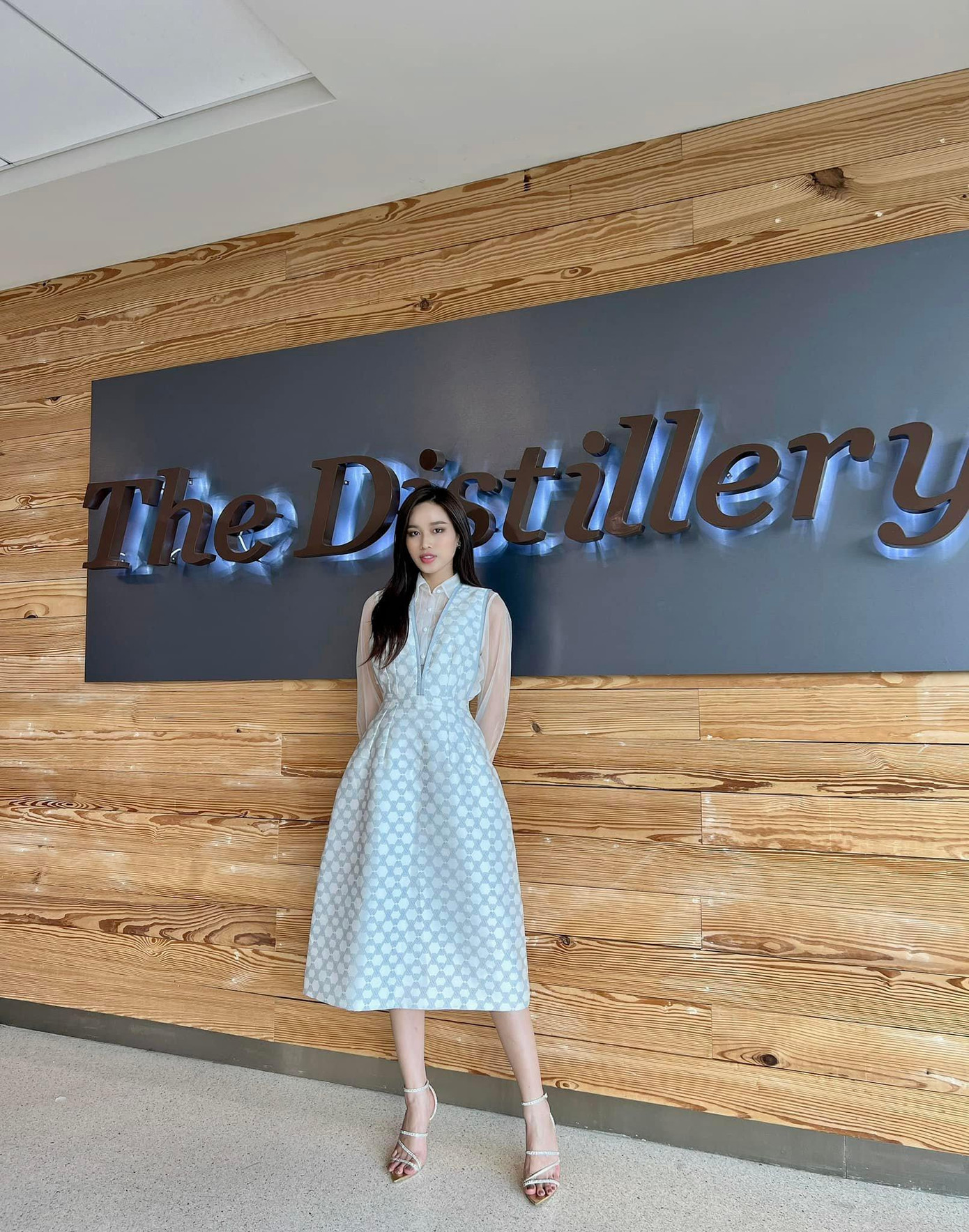 Thay vì những bộ váy nữ tính, lộng lẫy như trước đó từng diện tại Miss World, Đỗ Thị Hà diện thiết kế có phần thanh lịch và dịu dàng hơn. Thay vì những bộ váy nữ tính, lộng lẫy như trước đó từng diện tại Miss World, Đỗ Thị Hà diện thiết kế có phần thanh lịch và dịu dàng hơn.