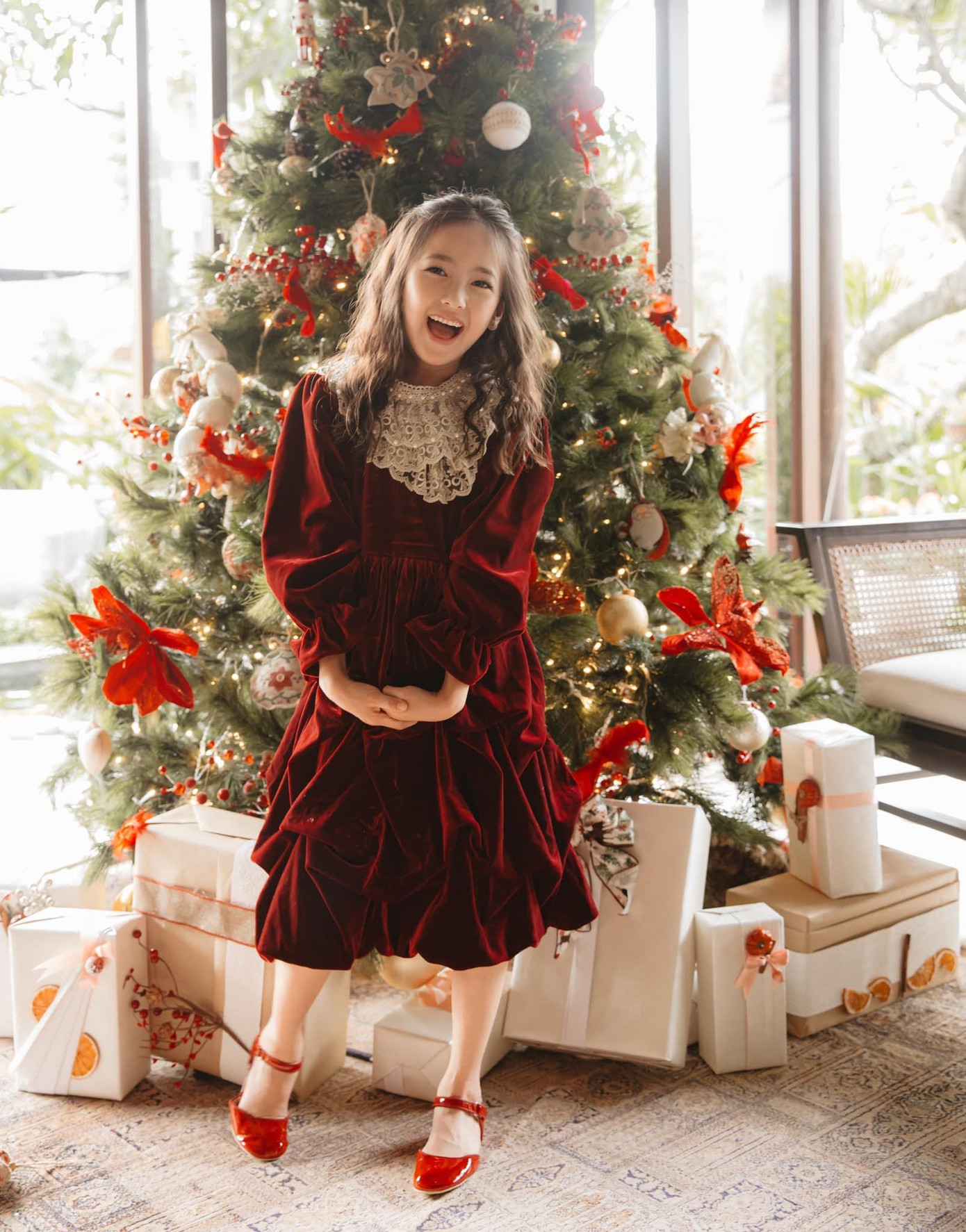 Cô con gái út của Hoa hậu Việt Nam 1992 ngày càng ra dáng một thiếu nữ xinh đẹp. Cô con gái út của Hoa hậu Việt Nam 1992 ngày càng ra dáng một thiếu nữ xinh đẹp.