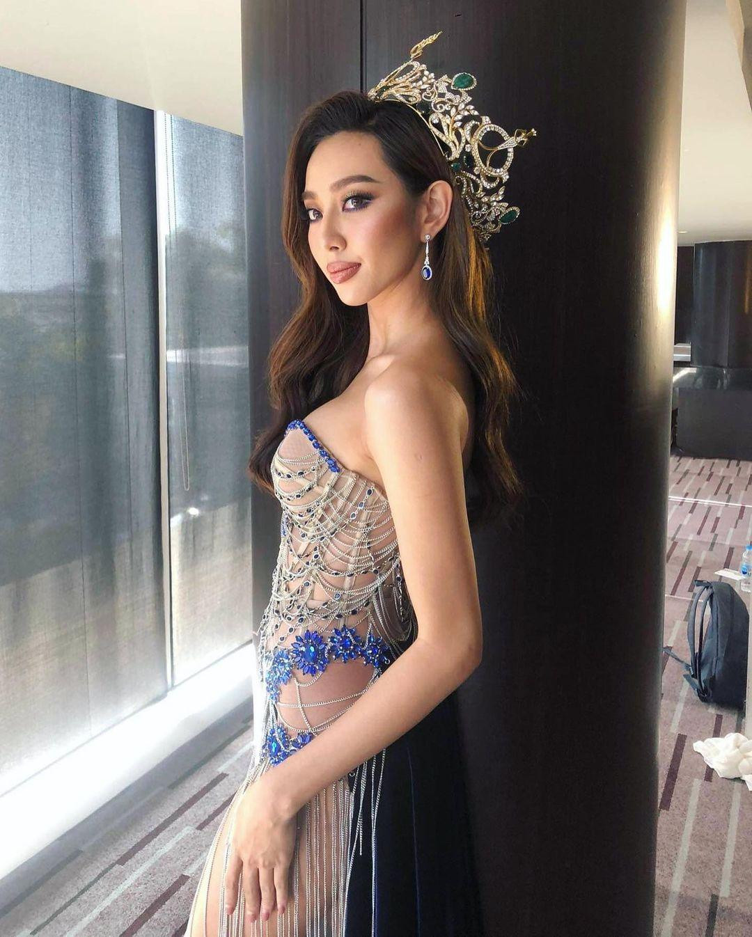 Bộ trang phục với chất liệu xuyên thấu, đính đá vô cùng cầu kỳ và lộng lẫy.