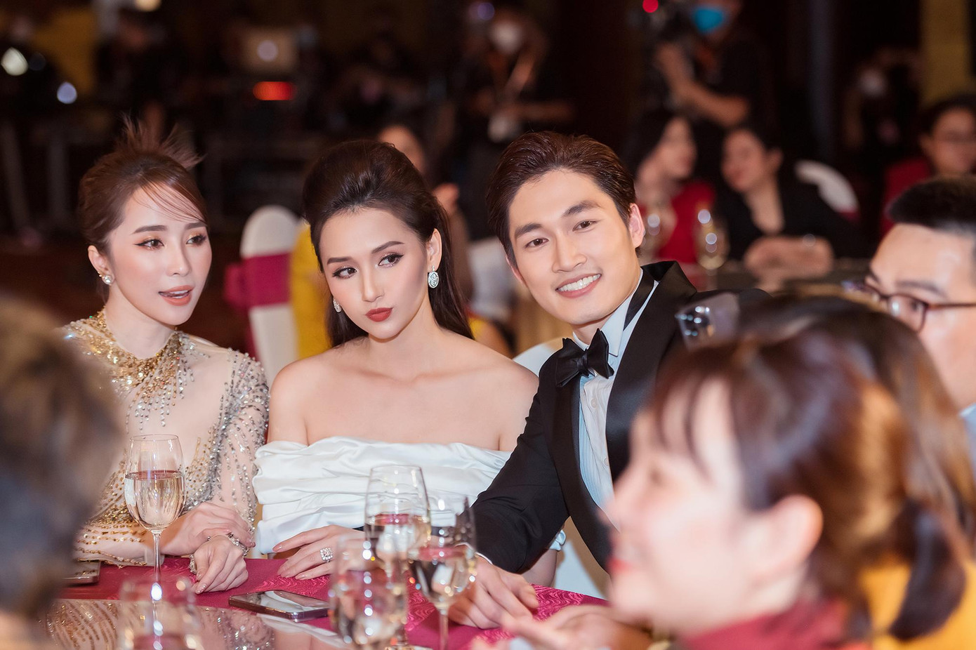 Dàn khách mời chụp ảnh 'tự sướng' ở sự kiện.